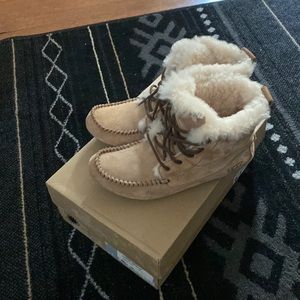 SOLD - Ugg Chickaree size 6 EUC with original box Tan Chestnut